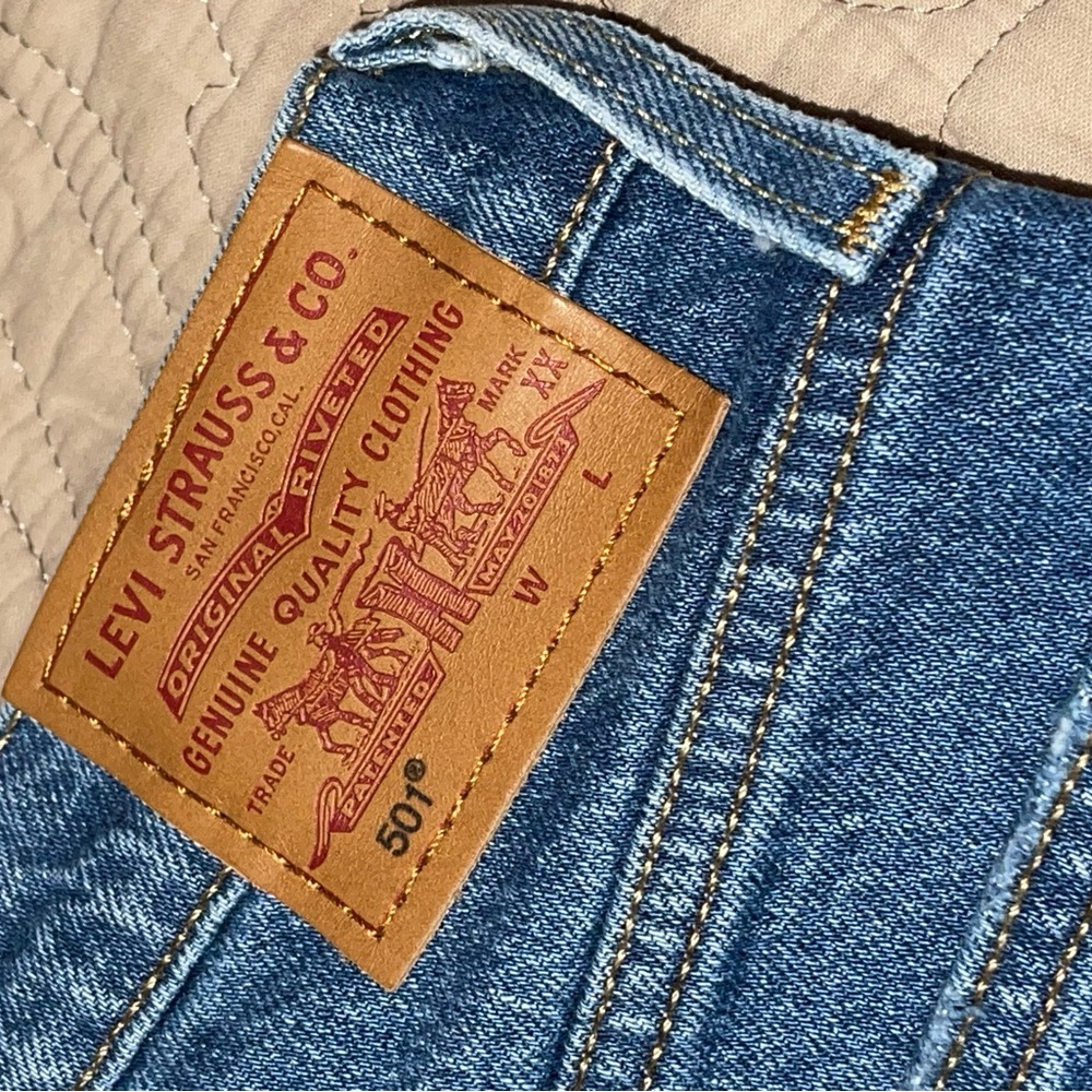 LEVIS PREMIUM ripped denim shorts